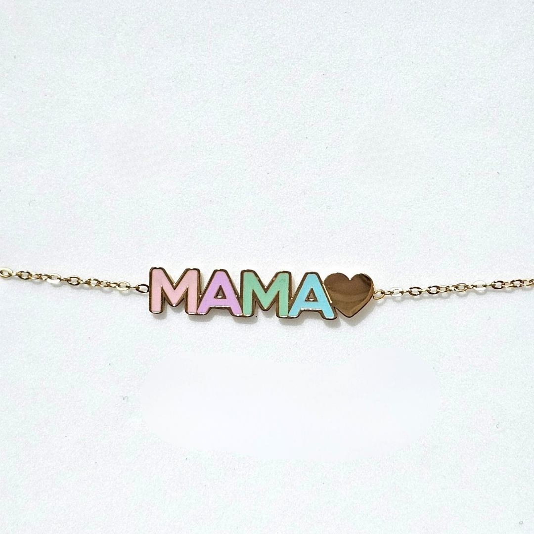 Πανέμορφο κολιέ Μαμά ,με πολύχρωμα γράμματα με καρδούλα ,σε χρυσό χρώμα. Κατασκευασμένο από ανοξείδωτο ατσάλι.