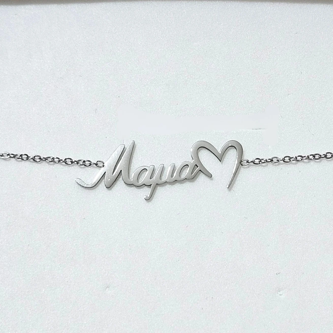 Πανέμορφο βραχιόλι Μαμά ,με  με καρδούλα ,σε ασιμη χρώμα. Κατασκευασμένο από ανοξείδωτο ατσάλι