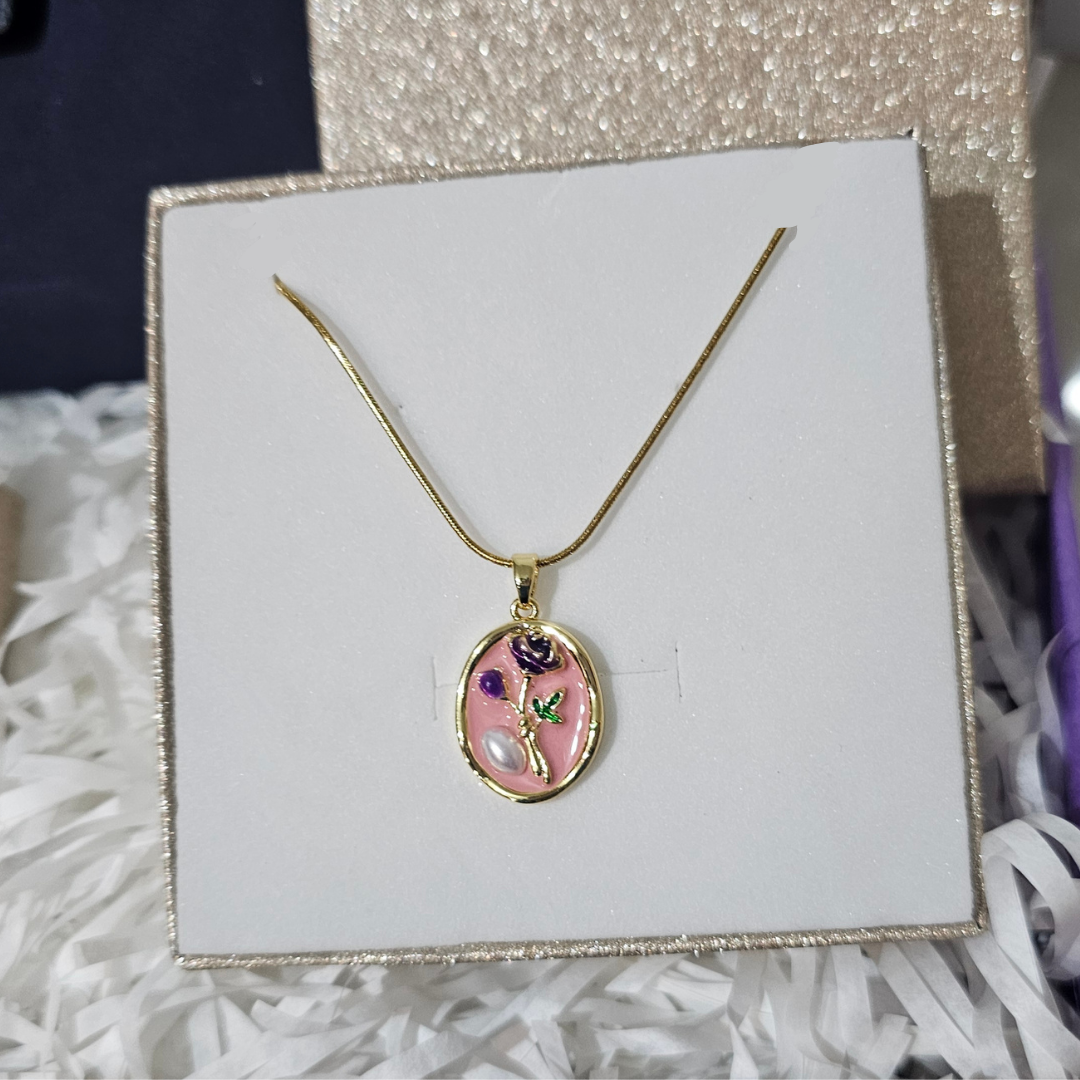 giftbox για γυναίκες με μπλε πορτοφόλι και ροζ κολιε απο ανοξιδοτο ατσαλι με λεπτομεριες και λουλούδι 